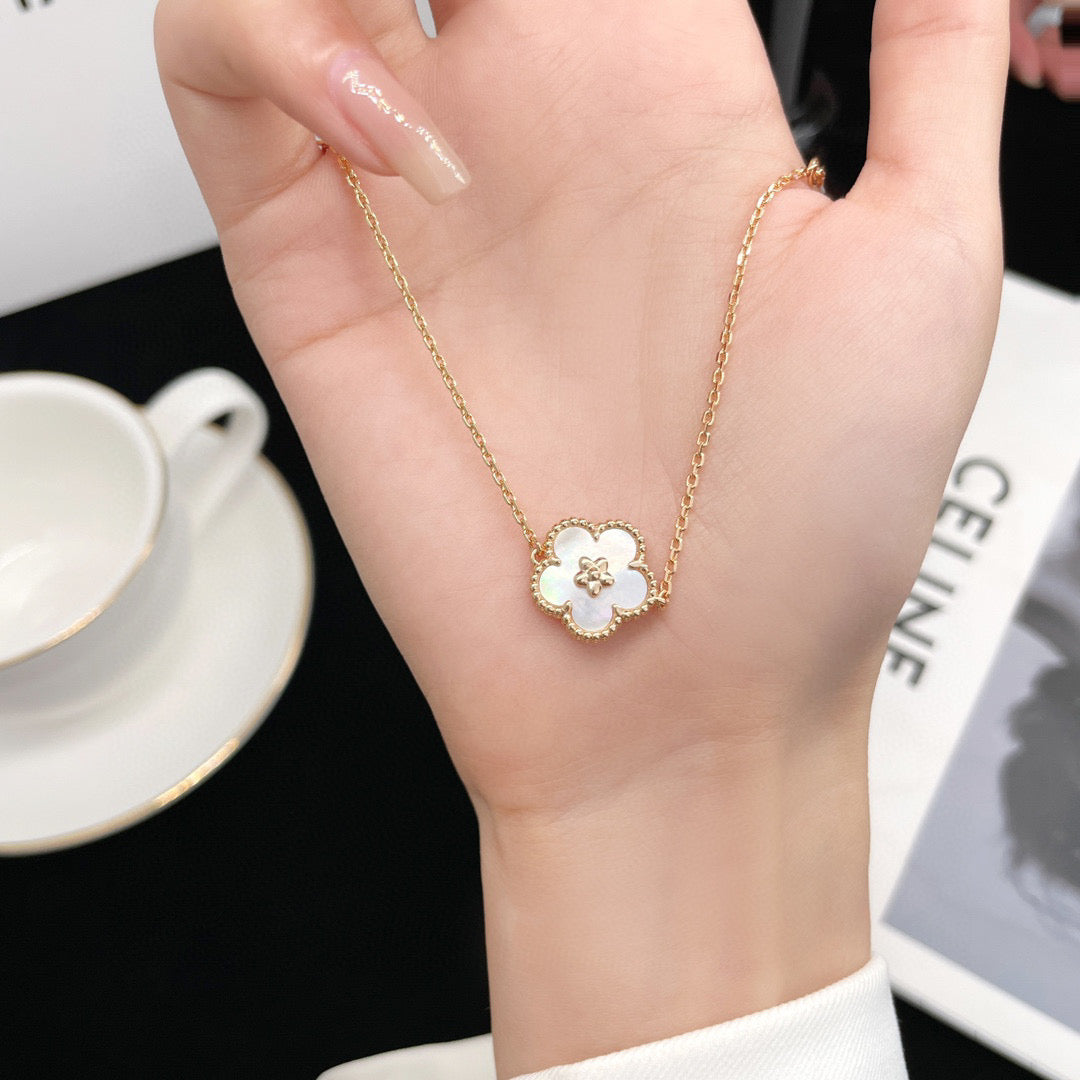 ¡®Moco¡¯LUCKY WHITE MOP PLUM BLOSSOM NECKLACE