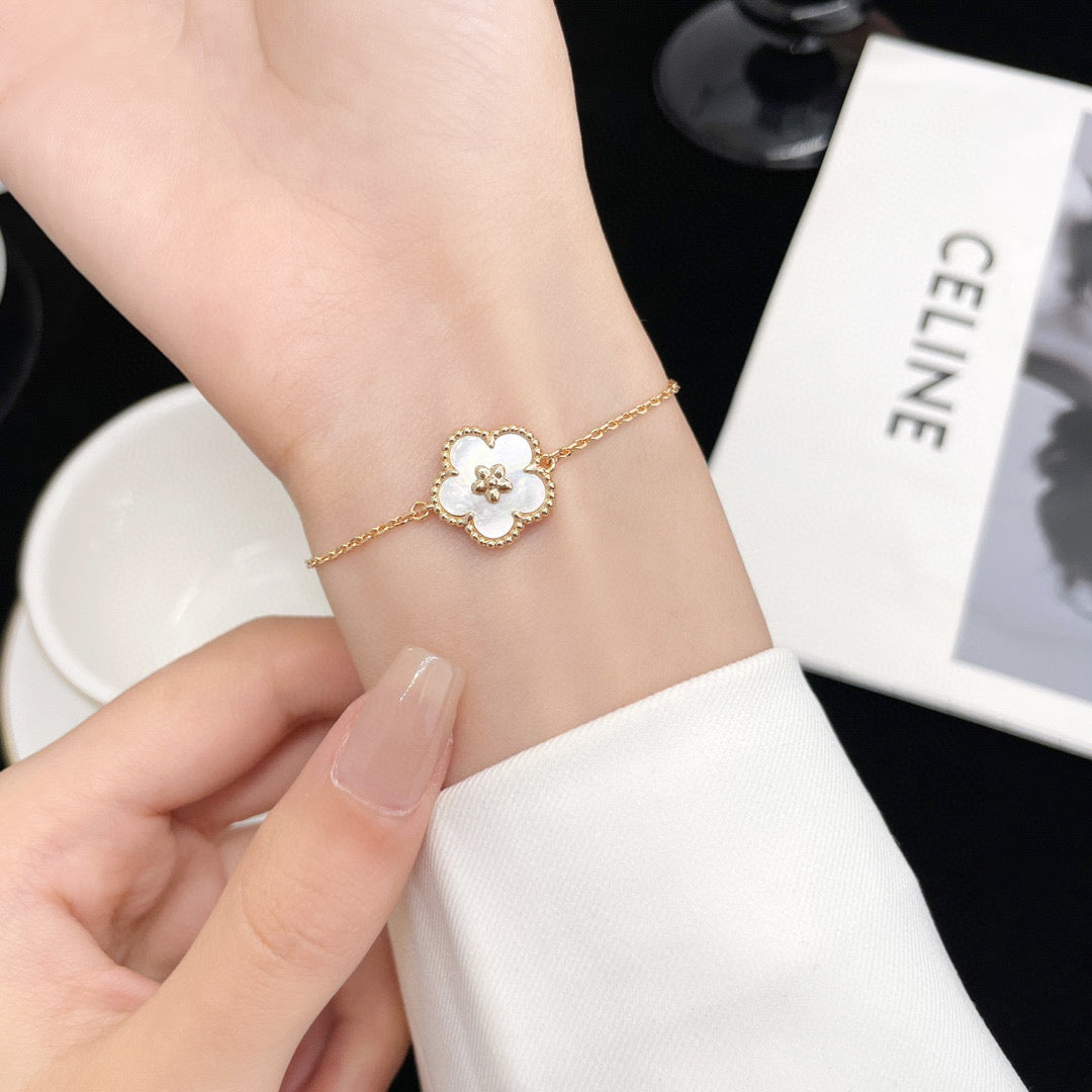 ¡®Moco¡¯LUCKY WHITE MOP PLUM BLOSSOM BRACELET