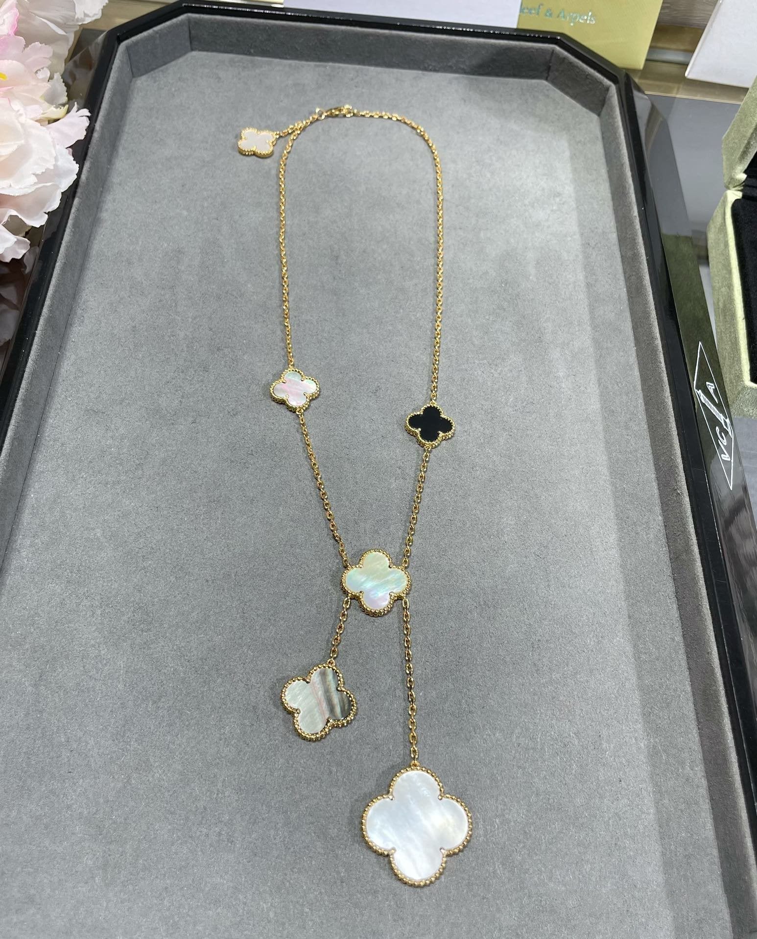 ¡®Star¡¯CLOVER 6 MOTIF MOP ONYX GOLD NECKLACE
