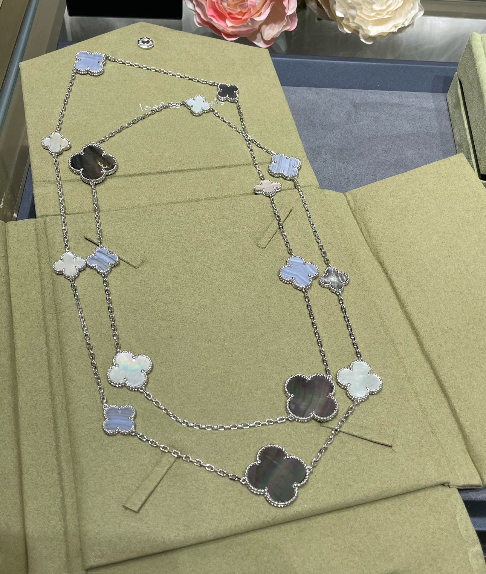 ¡®Star¡¯CLOVER 16 MOTIF CHALCEDONY MOP SILVER NECKLACE