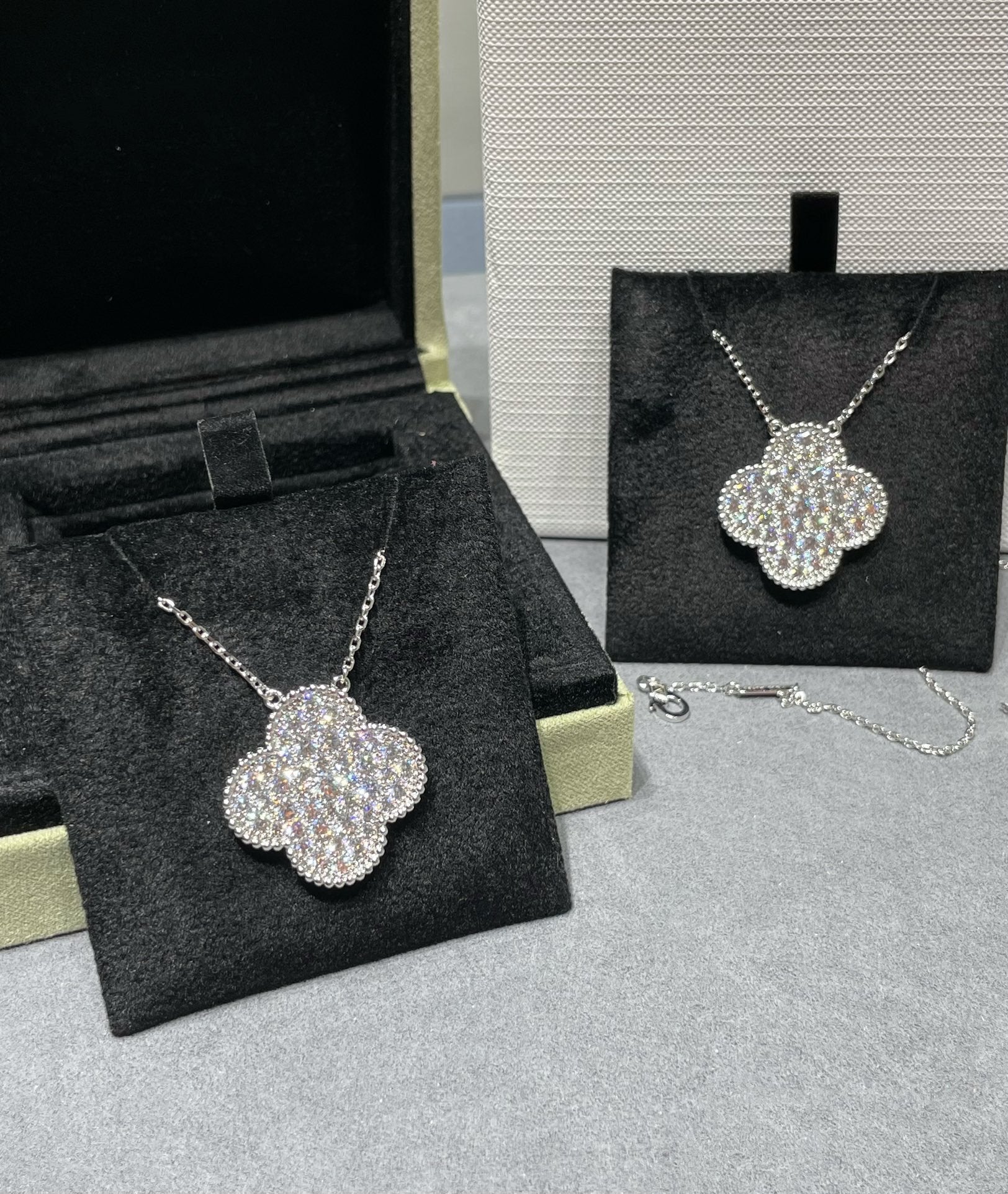 ¡®Star¡¯CLOVER 25MM LARGE PENDANT DIAMOND PAVED SILVER NECKLACE