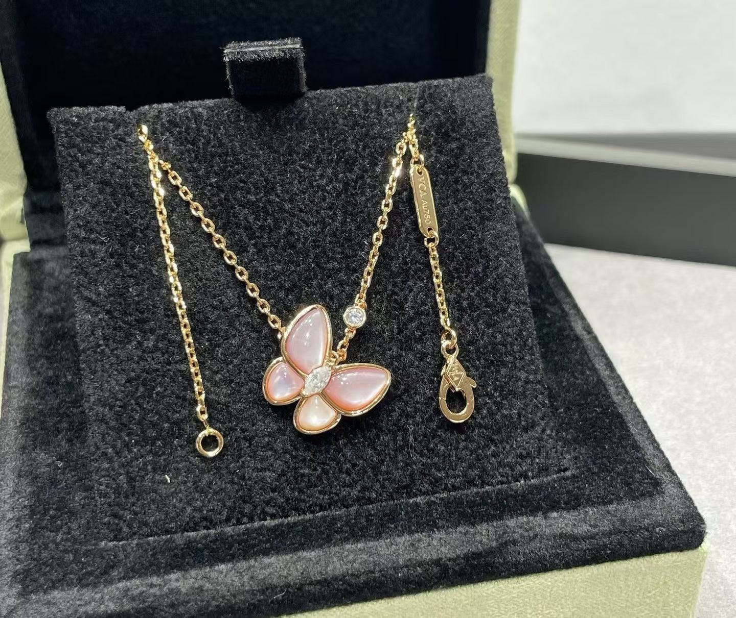 [Moco ]BUTTERFLY PINK MOTHER-OF-PEARL DIAMOND NECKLACE