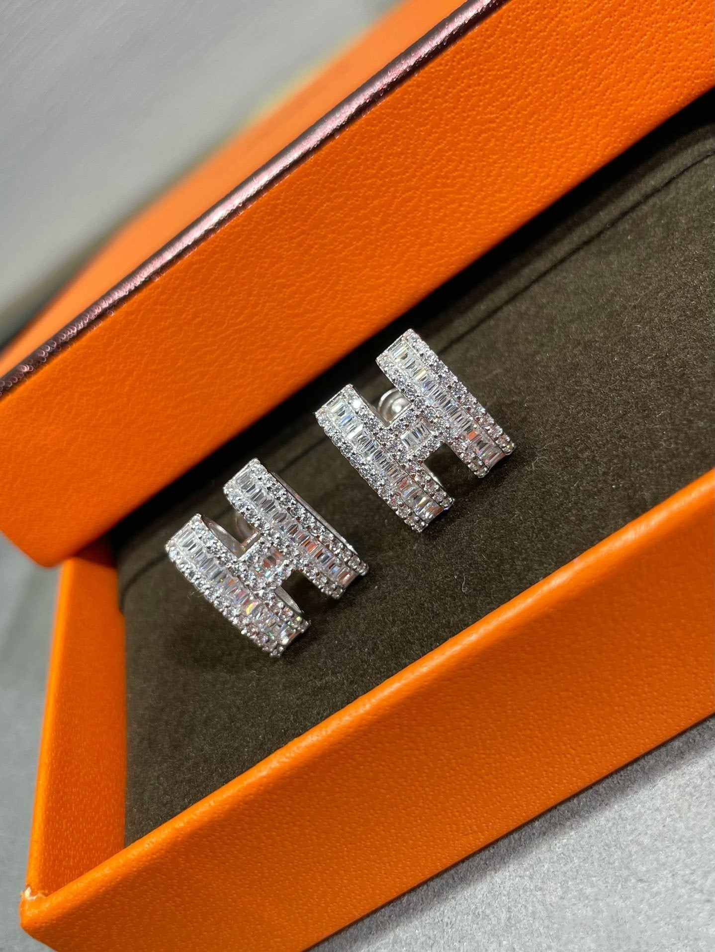 ¡®Moco¡¯H STUD EARRINGS WITH SILVER DIAMONDS