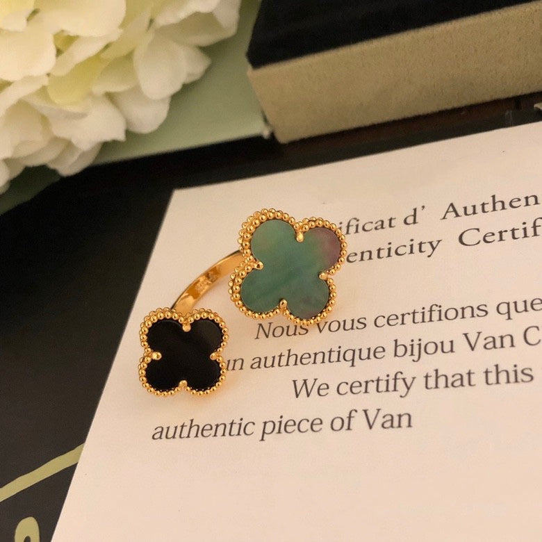 ¡®Star¡¯CLOVER BETWEEN THE FINGER RING